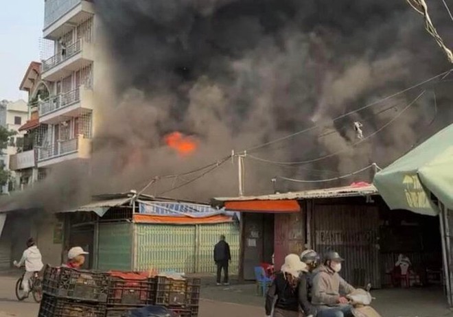 6 ki ốt gần chợ nông sản ở Hà Nội bốc cháy ngùn ngụt - Ảnh 1.