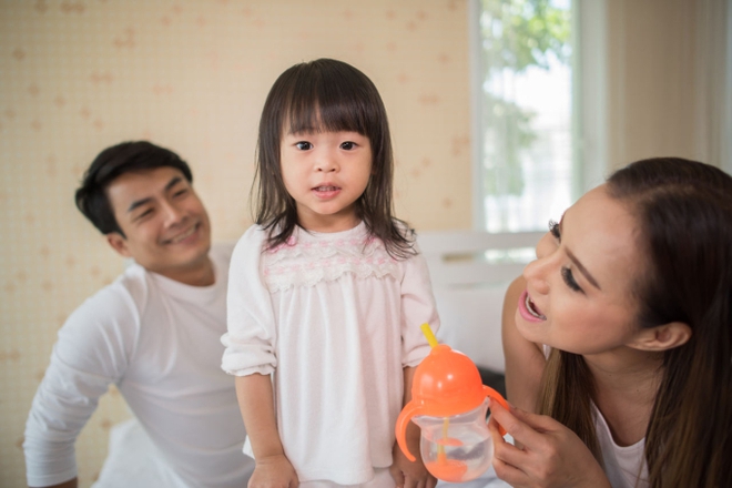 Con gái lăn đùng ra ăn vạ ở trung tâm thương mại, cách ứng xử của ông bố nổi tiếng gây bão, ai cũng phải thán phục - Ảnh 2.