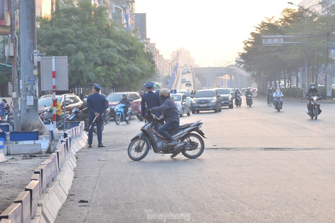 Người dân ngơ ngác quay đầu tại nút giao Ngã Tư Sở sau khi được phân luồng lại - Ảnh 5.