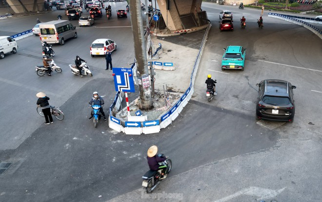 Người dân ngơ ngác quay đầu tại nút giao Ngã Tư Sở sau khi được phân luồng lại - Ảnh 3.