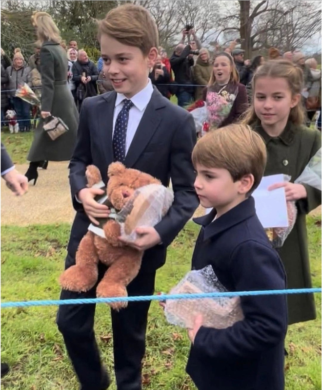 Gia đình Hoàng gia Anh tụ họp dịp lễ Giáng sinh, khoảnh khắc các nhóc tỳ hoàng gia xuất hiện đáng yêu đến "lịm tim" - Ảnh 8.