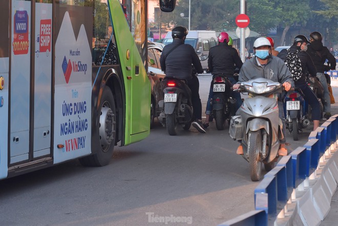 Người dân ngơ ngác quay đầu tại nút giao Ngã Tư Sở sau khi được phân luồng lại - Ảnh 10.