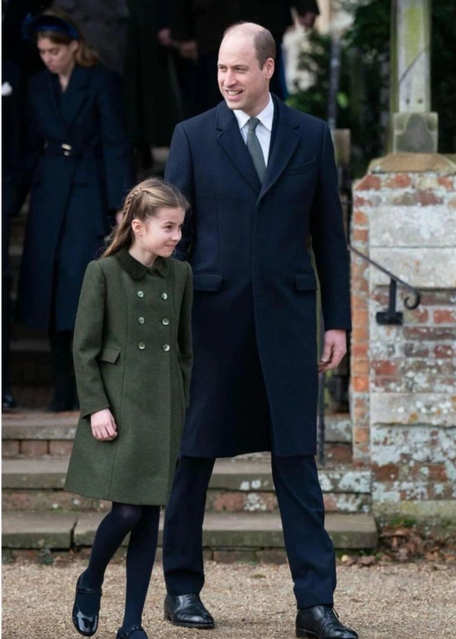 Gia đình Hoàng gia Anh tụ họp dịp lễ Giáng sinh, khoảnh khắc các nhóc tỳ hoàng gia xuất hiện đáng yêu đến "lịm tim" - Ảnh 5.