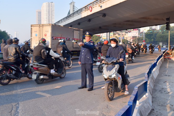 Người dân ngơ ngác quay đầu tại nút giao Ngã Tư Sở sau khi được phân luồng lại - Ảnh 8.