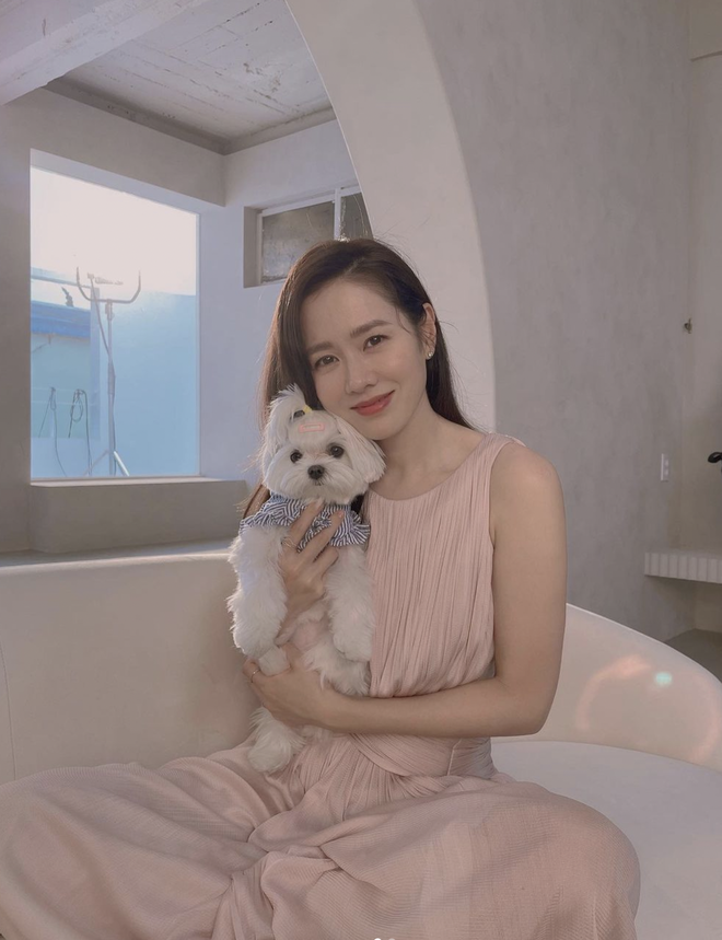 Chi&ecirc;u chống gi&agrave; ở tuổi 40 học từ c&aacute;c chị đẹp Hoa - H&agrave;n - Ảnh 1.