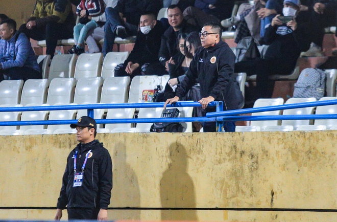 HLV Trần Tiến Đại lao vào sân phản ứng trọng tài, nhận thẻ đỏ cũng không chịu rời sân - Ảnh 11.