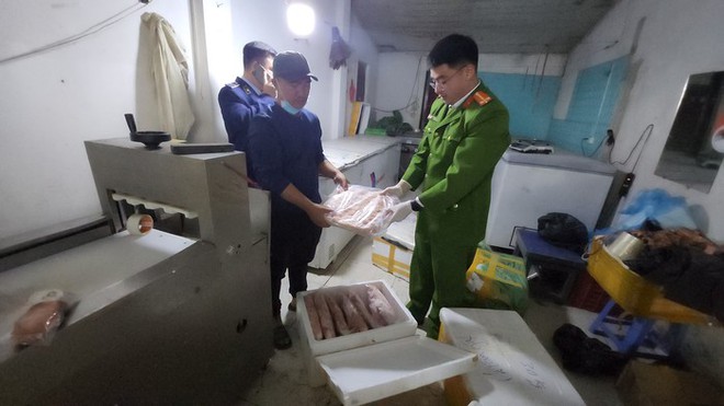 H&agrave; Nội: Hơn 1 tấn thực phẩm bẩn bị ph&aacute;t hiện, bắt giữ trước thềm Tết Nguy&ecirc;n đ&aacute;n - Ảnh 3.