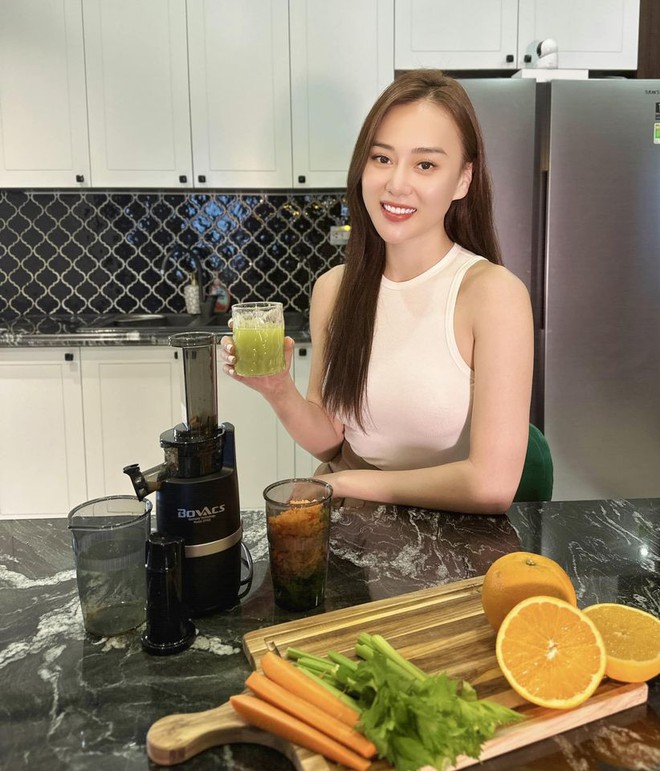 &ldquo;Soi&rdquo; bếp nh&agrave; Shark B&igrave;nh - Phương Oanh: Sang xịn như nh&agrave; h&agrave;ng, ch&eacute;n đĩa nhiều đến mức chụp ảnh kh&ocirc;ng tr&ugrave;ng lặp - Ảnh 8.