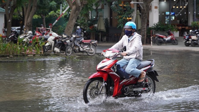 Đường ngập do triều cường, người dân TPHCM chật vật lội nước về nhà - Ảnh 6.