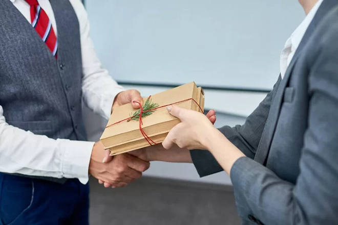 Bộ GD&ĐT nghi&ecirc;m cấm thầy c&ocirc; biếu, tặng qu&agrave; Tết cho l&atilde;nh đạo - Ảnh 1.