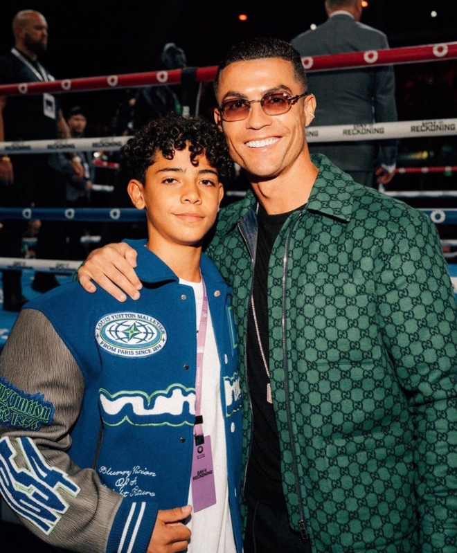 Thấy con trai không thoải mái, Ronaldo có hành động khiến dân tình tấm tắc khen: Ông bố tuyệt nhất hành tinh - Ảnh 4.