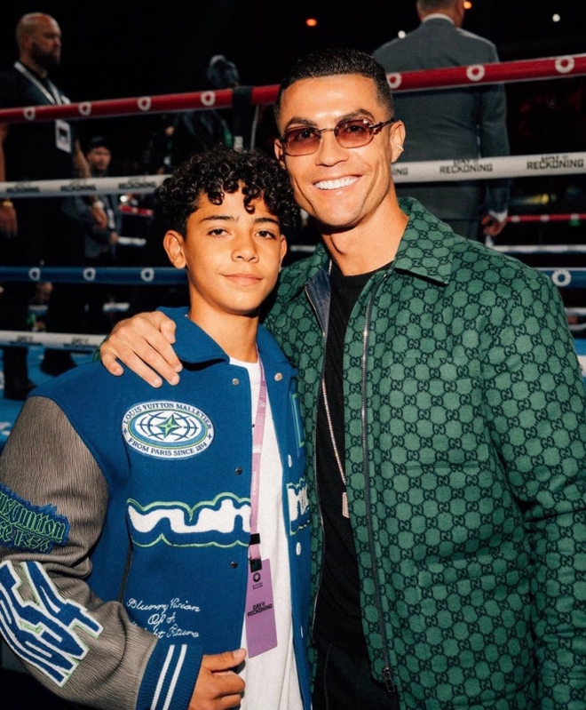 Thấy con trai kh&ocirc;ng thoải m&aacute;i, Ronaldo c&oacute; h&agrave;nh động khiến d&acirc;n t&igrave;nh tấm tắc khen: &Ocirc;ng bố tuyệt nhất h&agrave;nh tinh - Ảnh 4.