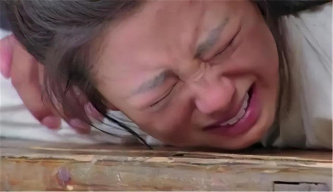 Sao nữ bị &eacute;p dao k&eacute;o v&igrave; nhan sắc lệch chuẩn showbiz, qu&ecirc;n đưa v&agrave;i đồng c&aacute;t-x&ecirc; m&agrave; mẹ ruột đ&aacute;nh nhập viện - Ảnh 4.