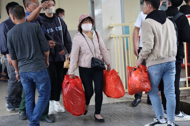 Hà Nội: Người dân lỉnh kỉnh hành lý rời Thủ đô về quê ăn Tết - Ảnh 16.