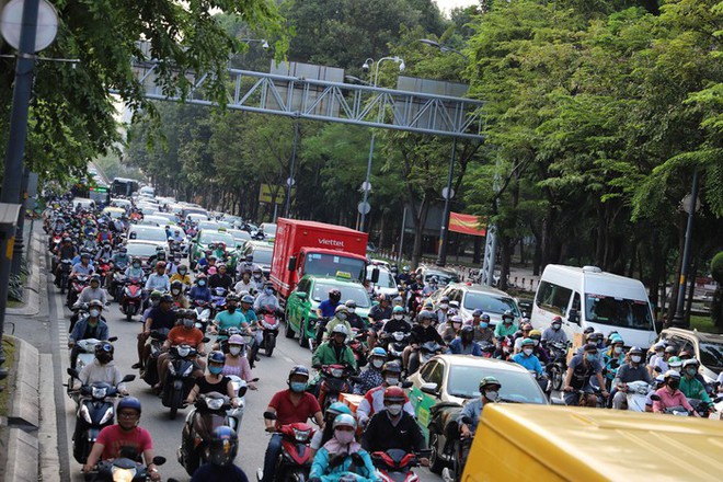 Kết thúc ngày làm việc cuối cùng: Hà Nội tắc mọi nẻo đường, sân bay TPHCM thông thoáng bất ngờ - Ảnh 14.