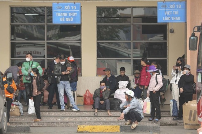 Hà Nội: Người dân lỉnh kỉnh hành lý rời Thủ đô về quê ăn Tết - Ảnh 2.