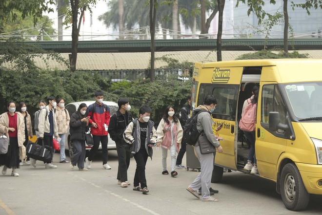 Hà Nội: Người dân lỉnh kỉnh hành lý rời Thủ đô về quê ăn Tết - Ảnh 1.