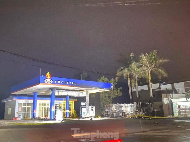 Xe bồn bốc ch&aacute;y dữ dội trong c&acirc;y xăng, 3 người bị bỏng - Ảnh 8.