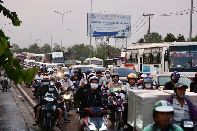 Kết thúc ngày làm việc cuối cùng: Hà Nội tắc mọi nẻo đường, sân bay TPHCM thông thoáng bất ngờ - Ảnh 21.