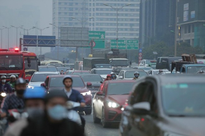 Kết thúc ngày làm việc cuối cùng: Hà Nội tắc mọi nẻo đường, sân bay TPHCM thông thoáng bất ngờ - Ảnh 4.