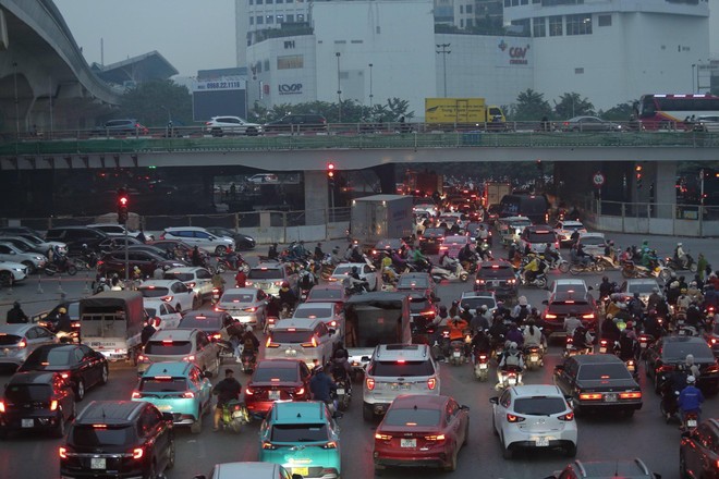 Kết thúc ngày làm việc cuối cùng: Hà Nội tắc mọi nẻo đường, sân bay TPHCM thông thoáng bất ngờ - Ảnh 3.