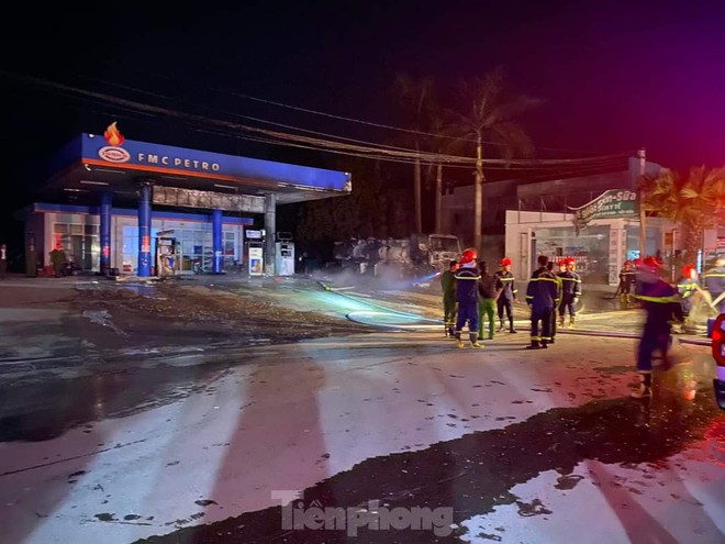 Xe bồn bốc ch&aacute;y dữ dội trong c&acirc;y xăng, 3 người bị bỏng - Ảnh 7.