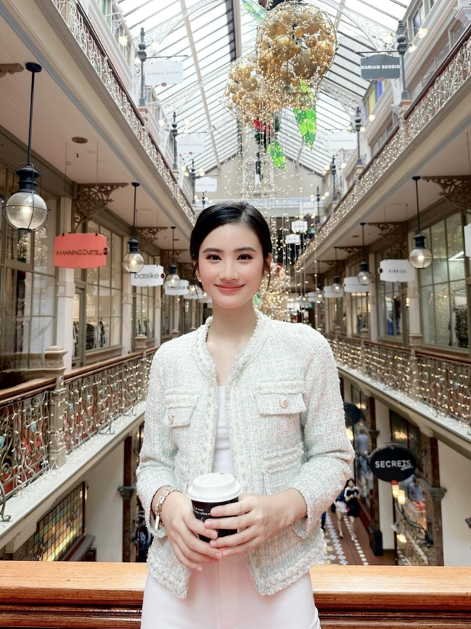 Hoa hậu &Yacute; Nhi lộ diện sang chảnh, g&acirc;y ấn tượng bởi 1 chi tiết khi đ&oacute;n năm mới ở &Uacute;c - Ảnh 2.