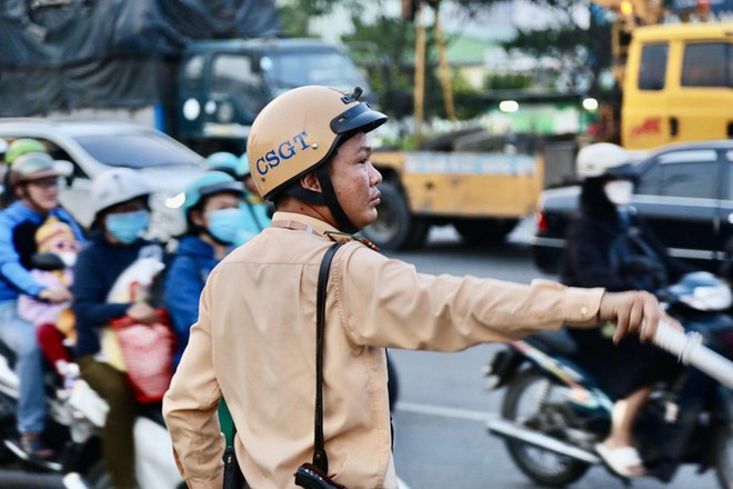 Kết thúc ngày làm việc cuối cùng: Hà Nội tắc mọi nẻo đường, sân bay TPHCM thông thoáng bất ngờ - Ảnh 20.