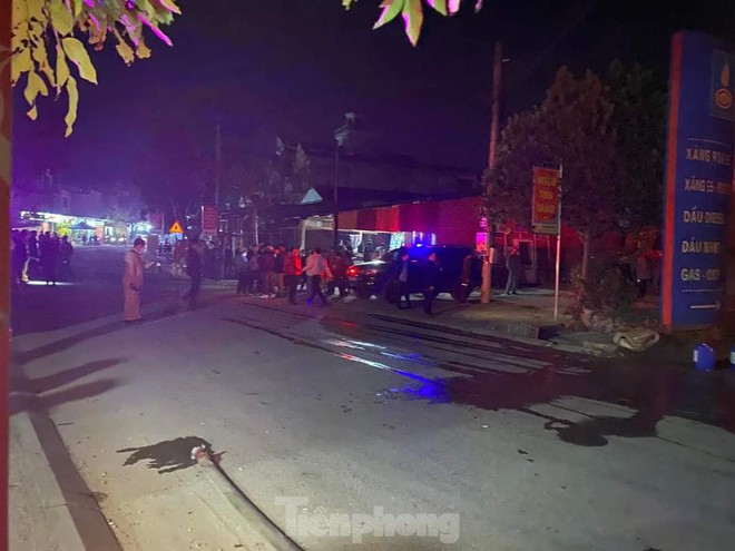 Xe bồn bốc ch&aacute;y dữ dội trong c&acirc;y xăng, 3 người bị bỏng - Ảnh 6.