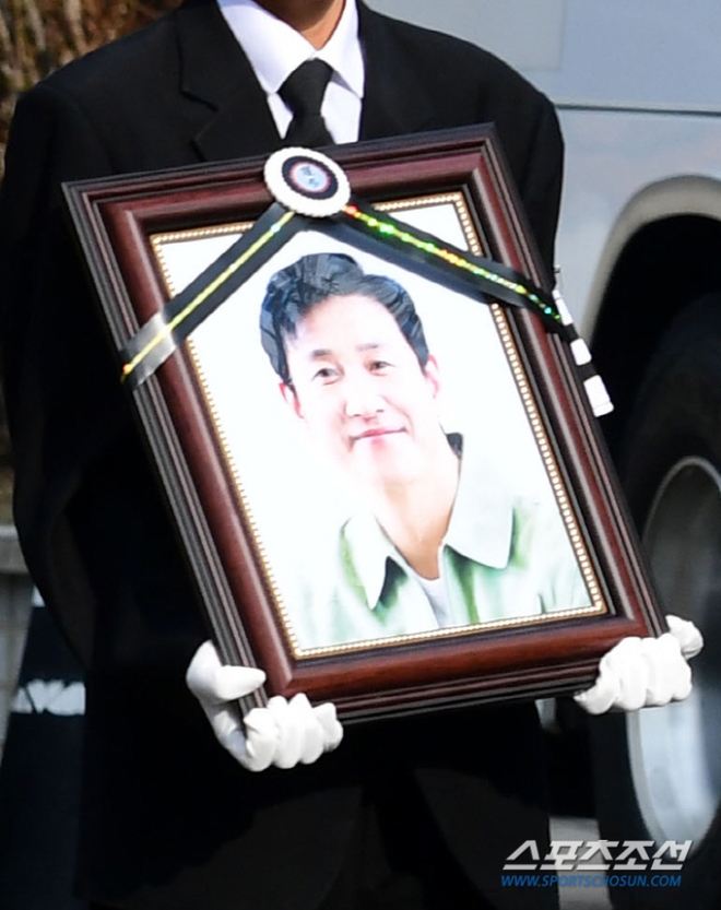 Lễ tiễn đưa Lee Sun Kyun: Con trai bê di ảnh, đạo diễn Ký Sinh Trùng khiêng quan tài, bà xã khóc nghẹn trong phút tiễn biệt - Ảnh 9.