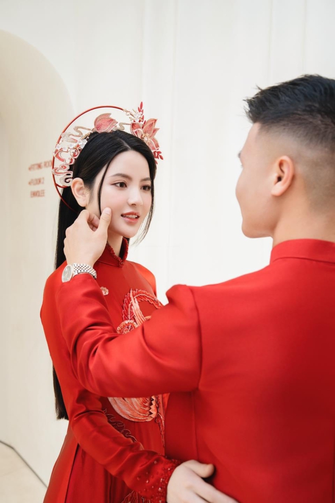 Quang Hải nựng má, nắm tay tình cảm với Chu Thanh Huyền khi thử áo dài ăn hỏi - Ảnh 1.