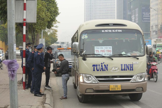Hà Nội: Người dân lỉnh kỉnh hành lý rời Thủ đô về quê ăn Tết - Ảnh 12.