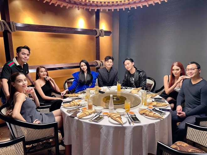 Hội chị đại đọ sắc n&eacute;t căng trong sinh nhật Hương Giang, Lan Khu&ecirc; mượn dịp t&igrave;nh tứ với chồng đại gia - Ảnh 2.