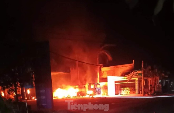 Xe bồn bốc ch&aacute;y dữ dội trong c&acirc;y xăng, 3 người bị bỏng - Ảnh 4.