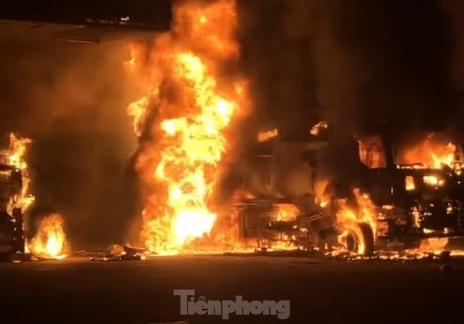 Xe bồn bốc ch&aacute;y dữ dội trong c&acirc;y xăng, 3 người bị bỏng - Ảnh 3.