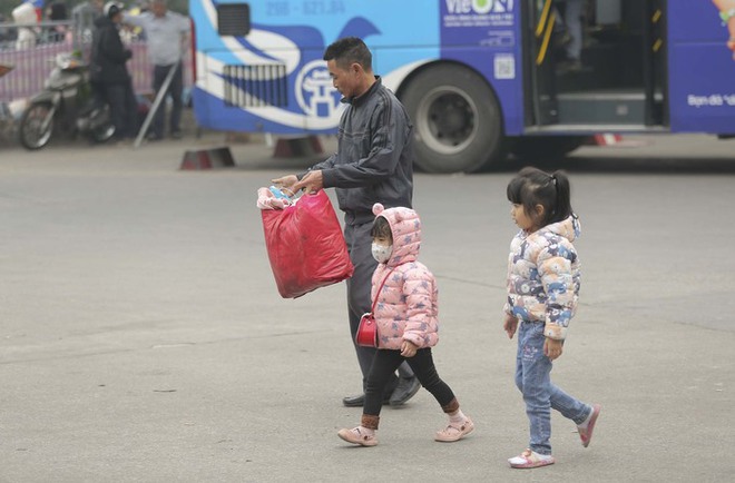 Hà Nội: Người dân lỉnh kỉnh hành lý rời Thủ đô về quê ăn Tết - Ảnh 8.