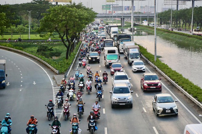 Kết thúc ngày làm việc cuối cùng: Hà Nội tắc mọi nẻo đường, sân bay TPHCM thông thoáng bất ngờ - Ảnh 17.