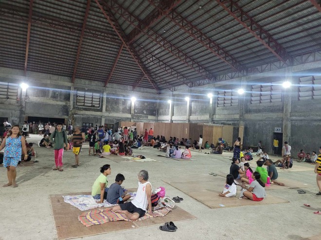 Hiện trường vụ động đất kinh hoàng tại Philippines: Nhà cửa rung lắc dữ dội, nửa đêm người dân tháo chạy tìm nơi ẩn náu - Ảnh 5.