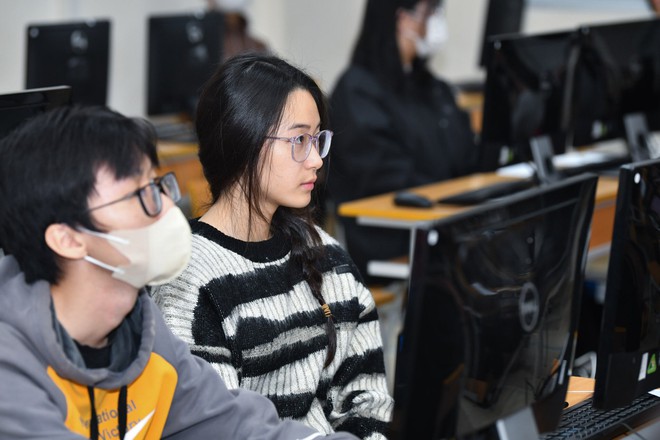 Hơn 2.800 th&iacute; sinh bước v&agrave;o kỳ thi tuyển sinh đại học đầu ti&ecirc;n năm 2024 - Ảnh 8.