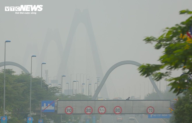 Hà Nội ô nhiễm không khí thứ 3 thế giới, bầu trời mịt mù từ sáng tới trưa - Ảnh 15.