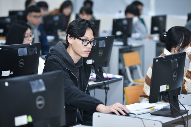 Hơn 2.800 th&iacute; sinh bước v&agrave;o kỳ thi tuyển sinh đại học đầu ti&ecirc;n năm 2024 - Ảnh 6.