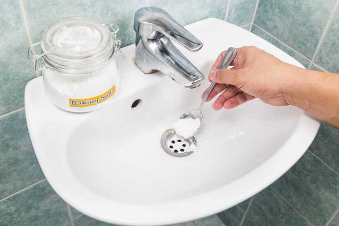 8 mẹo l&agrave;m sạch nh&agrave; tắm hiệu quả v&agrave; tiết kiệm - Ảnh 4.