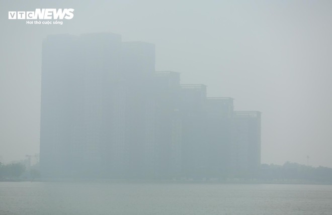 Hà Nội ô nhiễm không khí thứ 3 thế giới, bầu trời mịt mù từ sáng tới trưa - Ảnh 13.