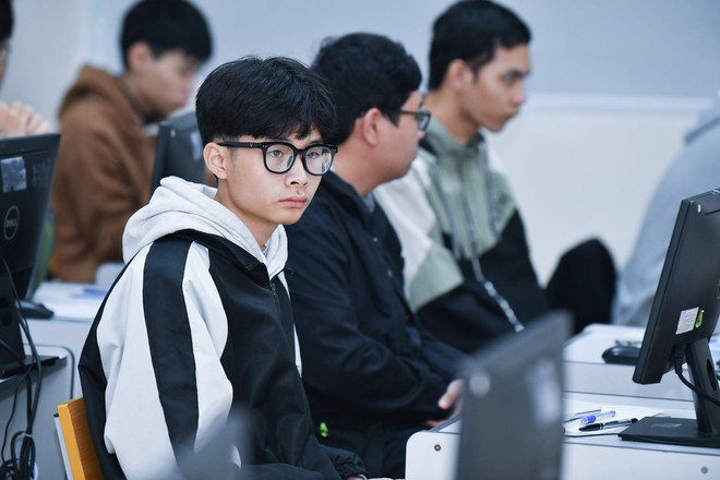 Hơn 2.800 th&iacute; sinh bước v&agrave;o kỳ thi tuyển sinh đại học đầu ti&ecirc;n năm 2024 - Ảnh 4.