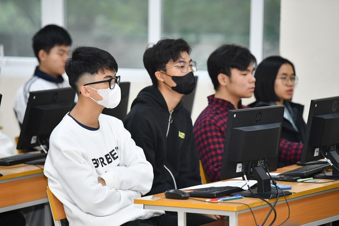 Hơn 2.800 th&iacute; sinh bước v&agrave;o kỳ thi tuyển sinh đại học đầu ti&ecirc;n năm 2024 - Ảnh 3.