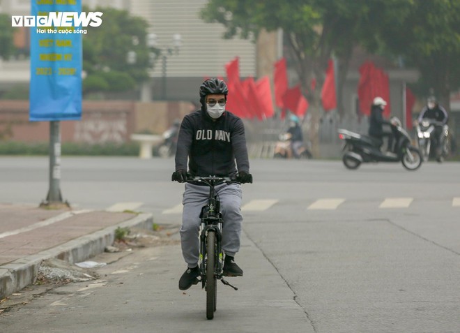 Hà Nội ô nhiễm không khí thứ 3 thế giới, bầu trời mịt mù từ sáng tới trưa - Ảnh 10.