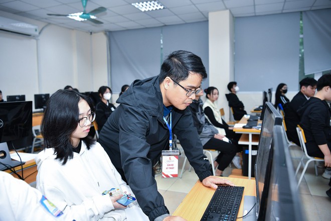 Hơn 2.800 th&iacute; sinh bước v&agrave;o kỳ thi tuyển sinh đại học đầu ti&ecirc;n năm 2024 - Ảnh 2.