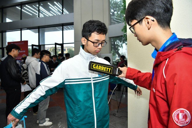 Hơn 2.800 th&iacute; sinh bước v&agrave;o kỳ thi tuyển sinh đại học đầu ti&ecirc;n năm 2024 - Ảnh 1.