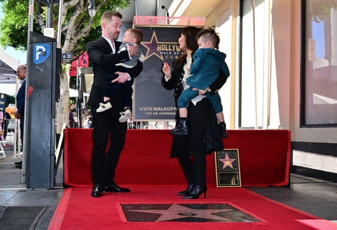 Tài tử Ở Nhà Một Mình nhận ngôi sao danh vọng Hollywood, đưa 2 con lần đầu ra mắt công chúng - Ảnh 4.