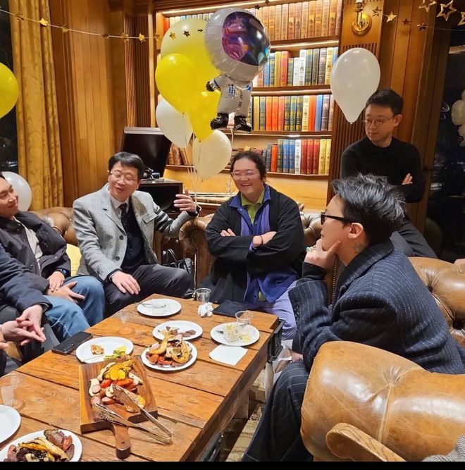 G-Dragon lần đầu xuất hiện ở c&ocirc;ng ty mới, tươi cười rạng rỡ kh&aacute;c hẳn t&igrave;nh h&igrave;nh &ldquo;ảm đạm&rdquo; của YG hiện tại - Ảnh 5.